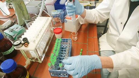 Nous testons de nombreux paramètres en laboratoire pour déterminer les meilleurs yaourts